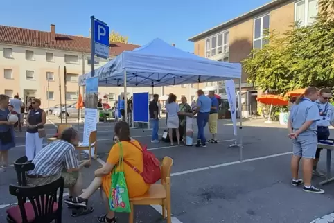 Messe des guten Miteinanders: Verschiedene Gruppe informierten am Freitag rund um das Dathenushaus über ihr Engagement. 