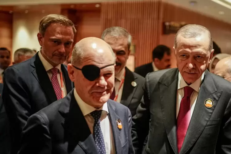 Die Augenklappe des deutschen Kanzlers Olaf Scholz sorgte in Neu Delhi nicht nur beim türkischen Präsidenten Recep Tayyip Erdoga