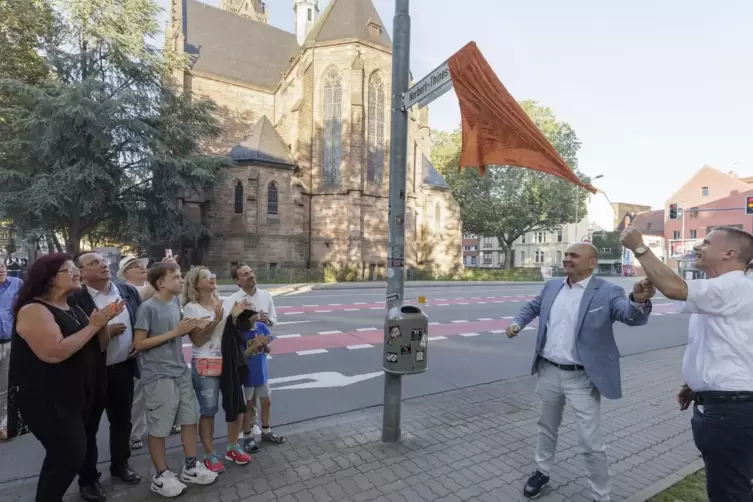 Weihten gemeinsam den Norbert-Thines-Platz ein: Familie Thines (links), Bürgermeister Manfred Schulz (Mitte) und Pfarrer Martin 