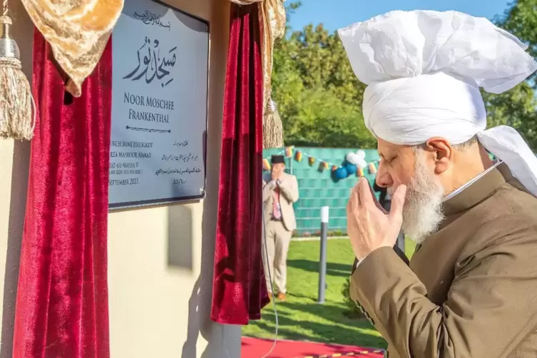 Mit einem Gebet weihte Kalif Hadhrat Mirza Masroor Ahmad, das weltweite Oberhaupt der Ahmadiyya-Glaubensgemeinschaft, die neue M