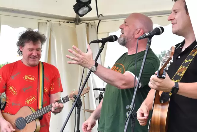 Roman Nagel und Edsel Merz (Mitte) sind eher zufällig mit der Band auf dem Wurstmarkt gelandet. (rechts: Jochen Magin)