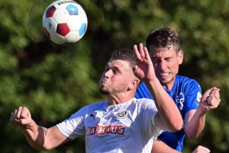  Kopfballduell zwischen dem Deidesheimer Tim Speiger (rechts) und Ionel Sirca, dem Torschützen zum 2:0.