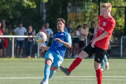  Der Wörther Tim Starck bringt den Ball nach vore. Rechts Andreas Pfeffer vom TSV Billigheim II, der klar gewann. 