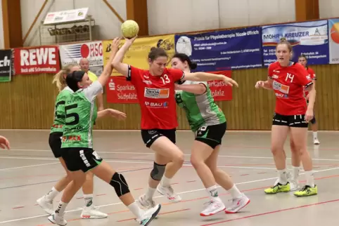 Ballbesitz: Anne Bechtel (rot) von der HSG Lingenfeld/Schwegenheim.