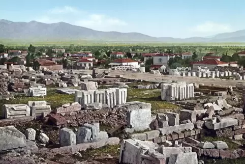 Blick auf die Reste des antiken Eleusis im heutigen Elefsina. 