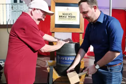 Walter Mohr (links) und Ortsvorsteher Dennis Schmidt beim Fassbieranstich. 