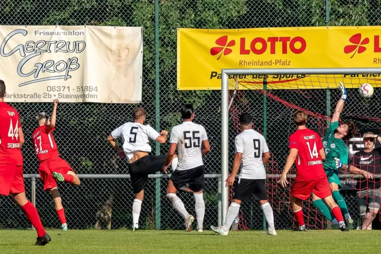 Mex Hofstadt (links) trifft mit einem wuchtigen Kopfball zum späten 1:1-Ausgleichstreffer für den SV Steinwenden. 