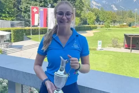 Sophie-Charlott Hempel gewinnt die Liechtenstein Open auf drei verschiedenen Golfplätzen. Sophie-Charlott Hempel gewinnt die Liechtenstein Open auf drei verschiedenen Golfplätzen.
