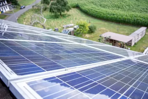 Blick von einem Solarpanel auf dem Dach nach unten. 