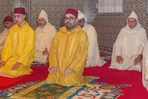 König Mohammed VI (Mitte) beim Gebet. Die Aufnahme stammt aus dem vergangenen Jahr. 