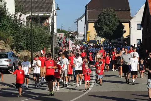 Der Contwiger Umzug ging vom Freibad durch den Ort an den Sportplatz – mit Halt in der Bahnhofstraße. 
