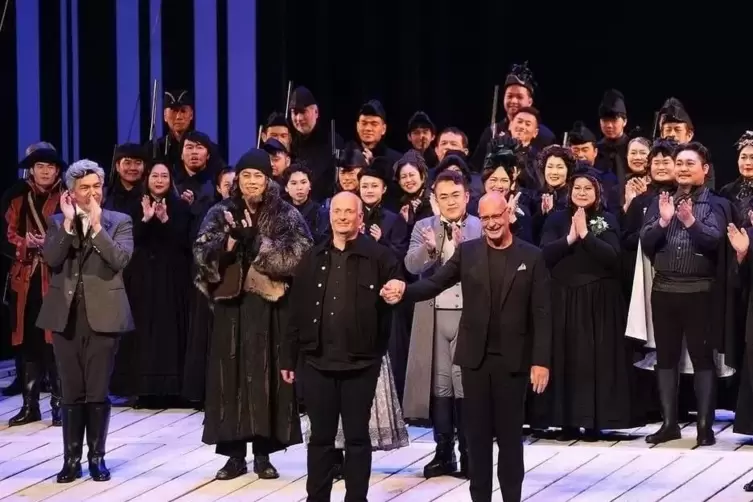 Premierenapplaus in Taiwan: Thomas Dörfer und Johannes Reitmeier (vorn) mit dem Emsemble der Oper von Kaoshiung.