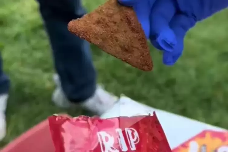 Im Homburger Stadtpark hat ein Mann dem Sieger der Hot-Chip-Challenge 50 Euro geboten. Auf unserem Foto hat er gerade mit blauen