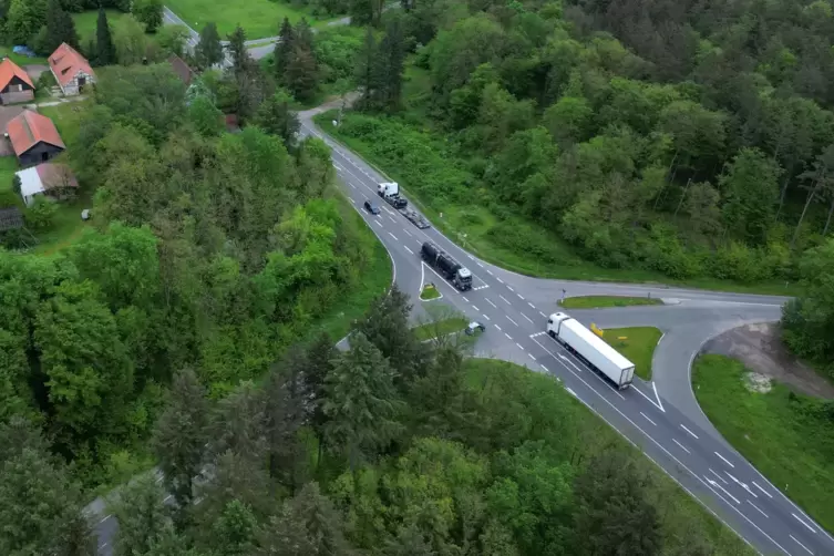 Die Bienwald B9 f&uuml;hrt von der Kreuzung am Langenberg (siehe Bild) nach Kandel. 