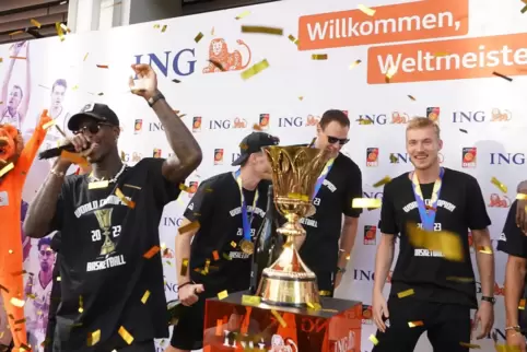 Empfang mit Pokal: Die Basketball-Weltmeister in Frankfurt. 