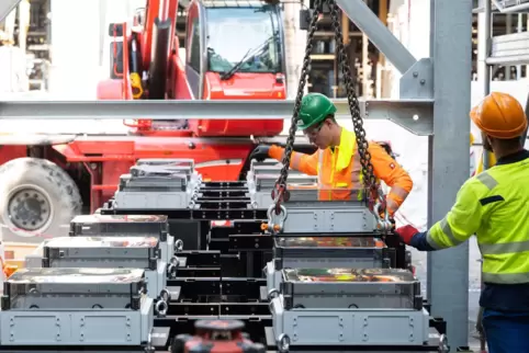 Am Haken: Der letzte von neun Stromtransformatoren wird per Kran in die Demonstrationsanlage eingehoben und millimetergenau ausg