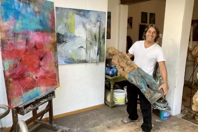 Er ist Maler und Bildhauer: Der Rodalber Künstler Stephan Müller bereitet in seinem Atelier gerade Skulpturen für eine Kunstakti