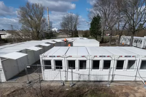 In vielen Gemeinden gibt es keine Wohnungen mehr, in denen Flüchtlinge untergebracht werden können. Dann müssen Container bestel