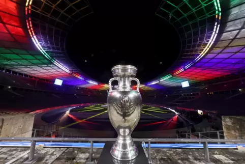 Der EM-Pokal war schon mal im Olympiastadion von Berlin. 