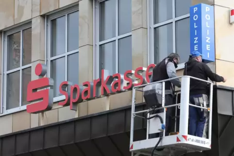 Die Polizei ist vor einiger Zeit zur Sparkasse gezogen. 