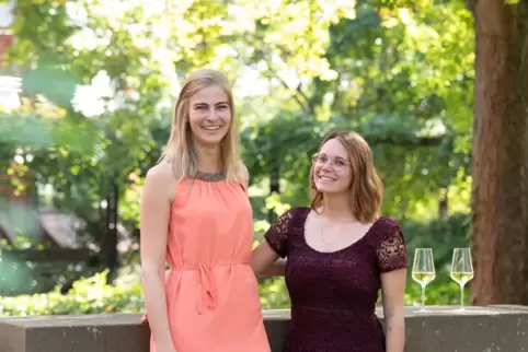 Sie sind die neuen Weinprinzessinnen der Südlichen Weinstraße: Sarah Eid (links) und Joanne Stibig.