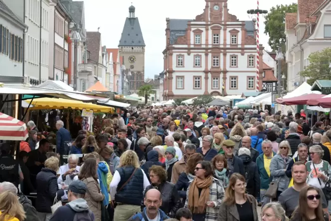 Gut besucht: 80 Aussteller präsentieren sich auf dem Bauernmarkt. Gut besucht: 80 Aussteller präsentieren sich auf dem Bauernmarkt.
