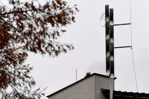 Eins der neuen Sirenenmodelle ist auf dem Dach der Grundschule in Eppstein installiert.