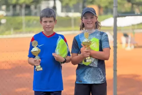 Julius Lojet (links) und Anton Waltz vom TC Mörsch präsentieren ihre Trophäen 