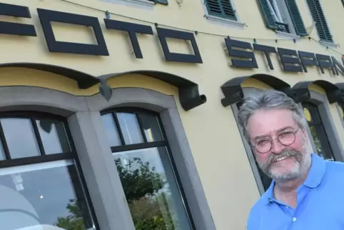 Thomas Stepan vor dem Fotogeschäft, das seit 1973 in der Neuen Alle angesiedelt ist. Thomas Stepan vor dem Fotogeschäft, das seit 1973 in der Neuen Alle angesiedelt ist.