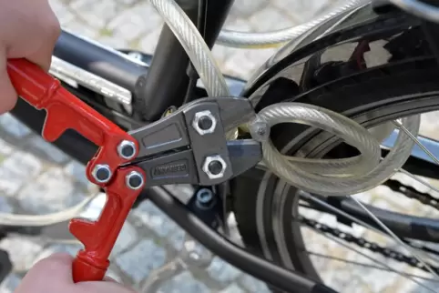 Ein Spiralschloss haben Diebe im Handumdrehen geknackt. Außerdem ist es sicherer, das Fahrrad beispielsweise an einem Laternenma