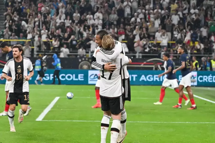 Julian Brand und Leroy San&eacute; nach dem 2:0. 