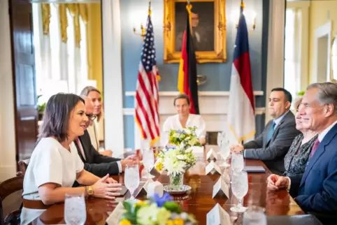 Annalena Baerbock spricht mit Greg Abbott (r), Gouverneur von Texas.