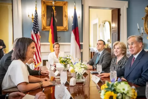 Prachtvolle Residenz: Annalena Baerbock zu Besuch beim texanischen Gouverneur Greg Abbott.