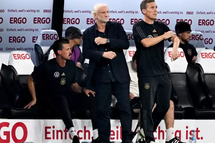 Eine L&ouml;sung f&uuml;r l&auml;nger? Rudi V&ouml;ller (Bildmitte) mit seinen Assistenten Sandroa Wagner (links) und Hannes Wolf. 