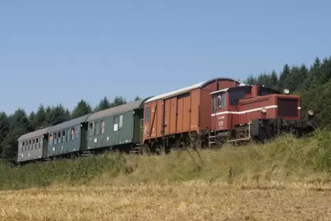 Ein Zug der Ostertalbahn auf der Strecke.