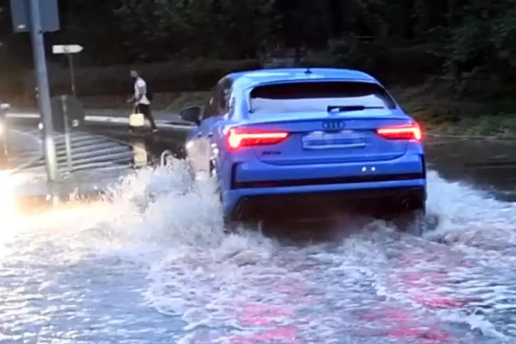 Land unter in Worms: Ob zu Fu&szlig;, mit Fahrrad oder Auto &ndash; &uuml;berflutete Stra&szlig;en behinderten am Dienstagabend das Fortkommen in der S