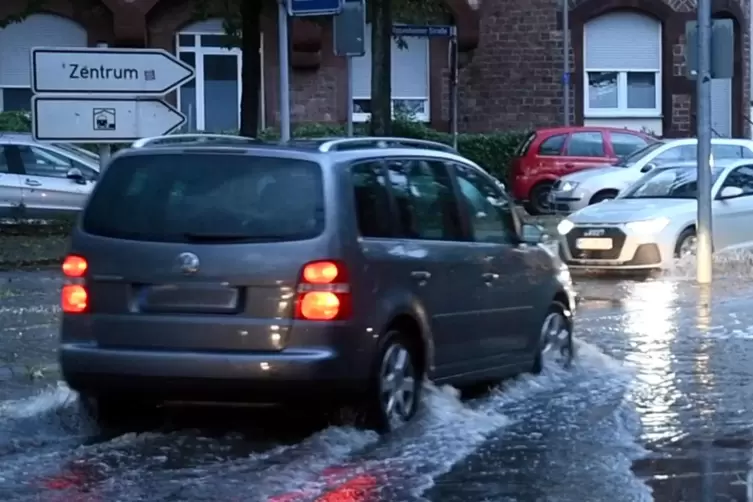 Land unter in Worms: Ob zu Fuß, mit Fahrrad oder Auto – überflutete Straßen behinderten am Dienstagabend das Fortkommen in der S