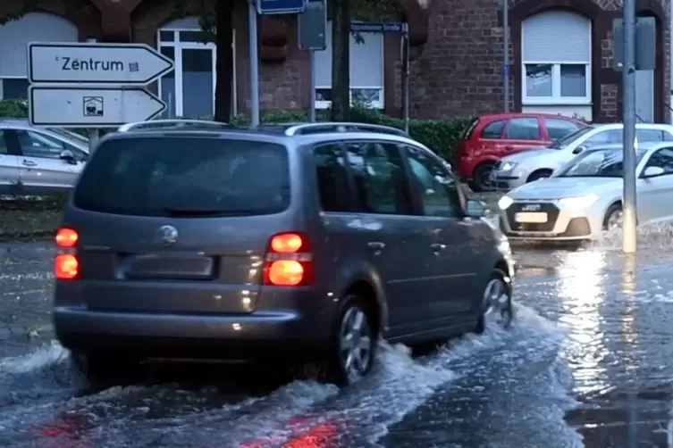 Land unter in Worms: Ob zu Fu&szlig;, mit Fahrrad oder Auto &ndash; &uuml;berflutete Stra&szlig;en behinderten am Dienstagabend das Fortkommen in der S
