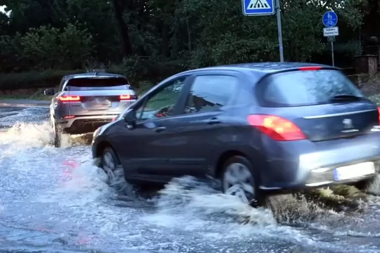 Land unter in Worms: Ob zu Fu&szlig;, mit Fahrrad oder Auto &ndash; &uuml;berflutete Stra&szlig;en behinderten am Dienstagabend das Fortkommen in der S