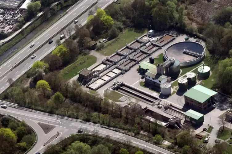 Die Kl&auml;ranlage Limburgerhof liegt direkt auf der Linie der geplanten Bahntrasse. Die einzige M&ouml;glichkeit, sie zu umgehen, w&auml;re e
