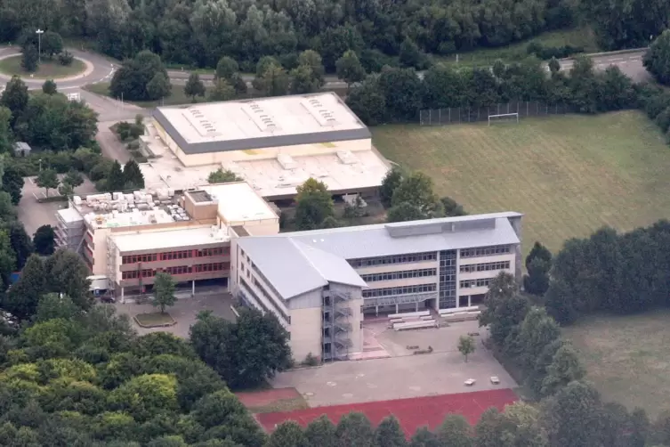 Die Rudolf-Wihr-Realschule in Limburgerhof: Der Kreis will als Schultr&auml;ger die Einrichtung gerne erweitern. Rechts der Geb&auml;ude w
