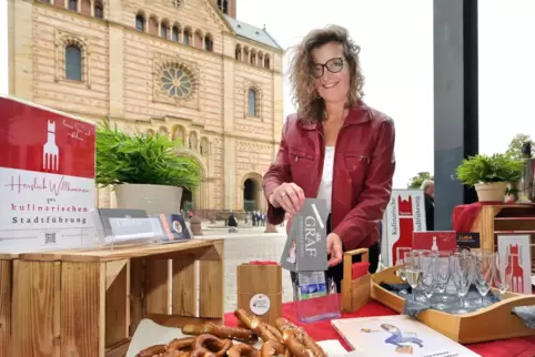 Auftakt am Domplatz: Yvonne Graf begrüßt zur kulinarischen Stadtführung.