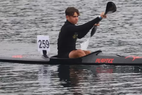Jonas Jacob fährt im 1000-Meter-Rennen unangefochten zum Sieg im Kanumehrkampf. 
