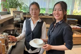 Machen im Hotel-Restaurant Barbarossahof zurzeit eine zweijährige Ausbildung als Fachkraft in der Gastronomie: Linh Nhat Ta und 