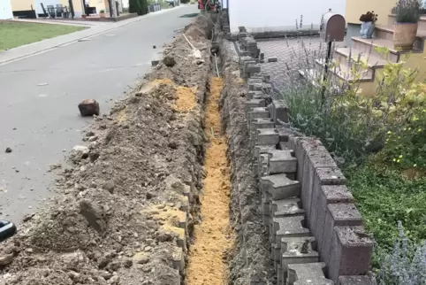 Die Tiefbauarbeiten für Glasfaser bis zum Hausanschluss sind in Ebertsheim inzwischen fertig. Einige Straßen werden wohl bald wi