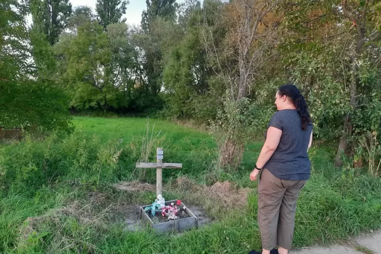 Katja Bauer an der kleinen Gedenkst&auml;tte f&uuml;r die abgeschossene Lancaster 
