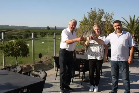 Bürgermeister Edwin Schrank stößt mit dem Ehepaar Hama Javer auf einen erfolgreichen Betrieb im Golfgarten Deutsche Weinstraße a
