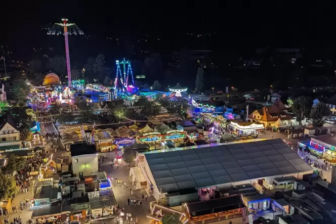 Wurstmarkt bei Nacht: Für den Platzaufbau gab es Lob von Schaustellern. Wurstmarkt bei Nacht: Für den Platzaufbau gab es Lob von Schaustellern.