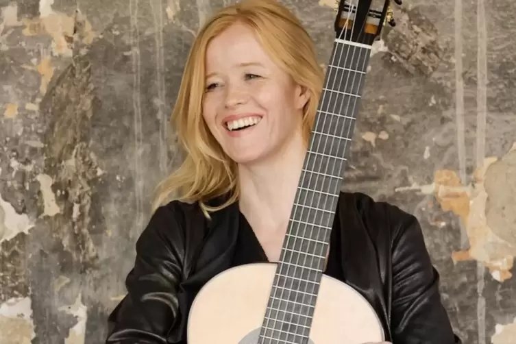 Die klassische Gitarristin Eva Beneke ist in der ehemaligen Synagoge mit einem Solokonzert zu erleben.