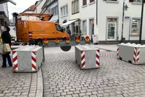 Betonklötze: Höhe Altpörtel. 